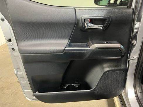 Used 2017 Toyota Tacoma TRD Off-Road AWD/4WD image 16