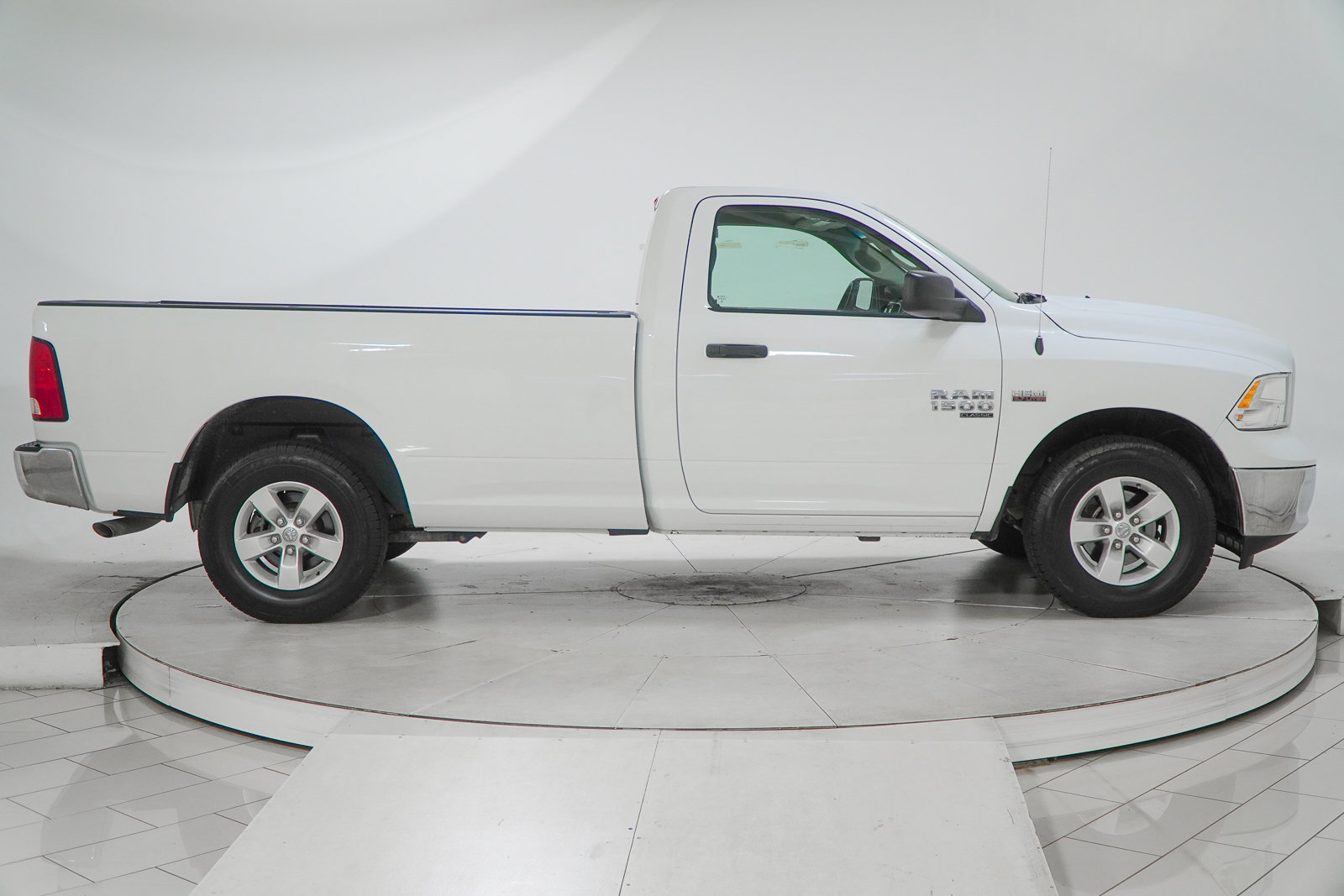 Used 2022 RAM 1500 Classic SLT AWD/4WD image 13