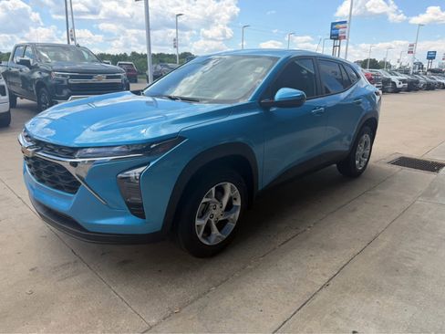 New 2026 Chevrolet Trax LS w/ LS Convenience Package FWD image 2