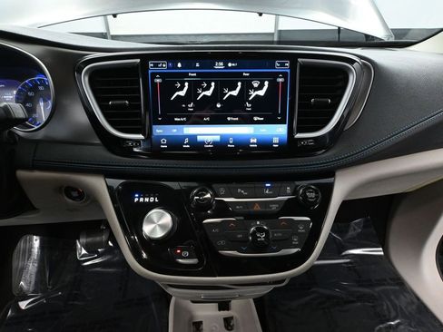 Used 2021 Chrysler Pacifica Touring-L image 32