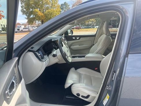 Used 2023 Volvo XC60 T8 Ultimate image 9