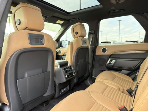 Used 2024 Land Rover Discovery Metropolitan Edition image 11