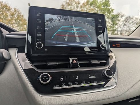 Certified 2021 Toyota Corolla LE image 32