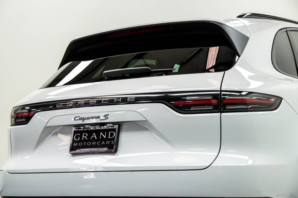 Used 2022 Porsche Cayenne S Platinum AWD/4WD image 13