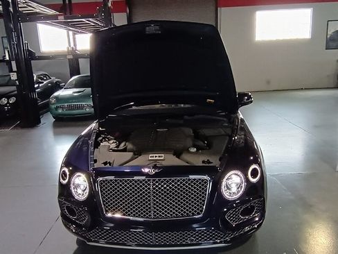 Used 2017 Bentley Bentayga AWD/4WD image 38