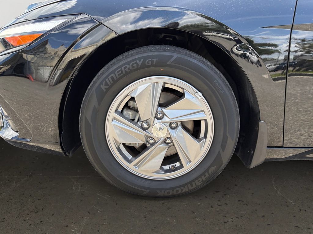 Used 2025 Hyundai Elantra SE FWD image 10