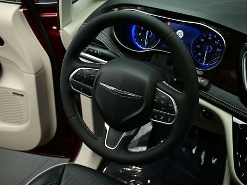 Used 2022 Chrysler Pacifica Limited image 8