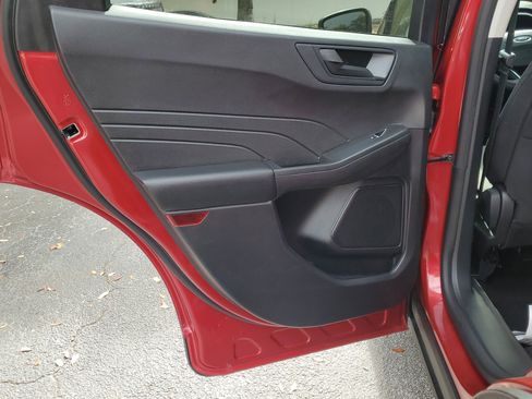 Used 2022 Ford Escape SE w/ SE Sport Appearance Package image 10