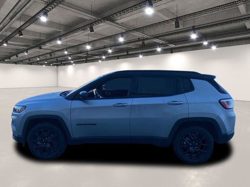 Used 2023 Jeep Compass Latitude w/ Convenience Group AWD/4WD image 4