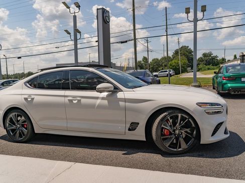 Used 2022 Genesis G70 3.3T RWD image 9