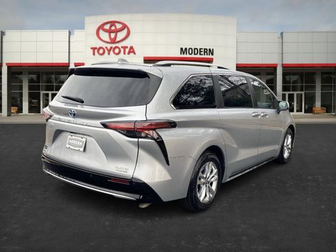Used 2021 Toyota Sienna Limited image 5