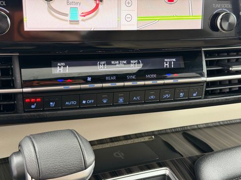 Used 2023 Toyota Sienna Limited image 22