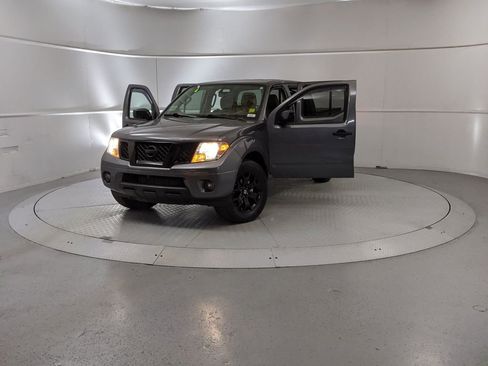 Used 2021 Nissan Frontier SV w/ Midnight Edition Floor Mats image 13