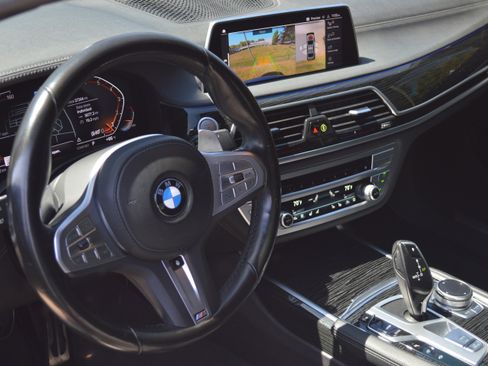 Used 2022 BMW 740i w/ M Sport Package image 24