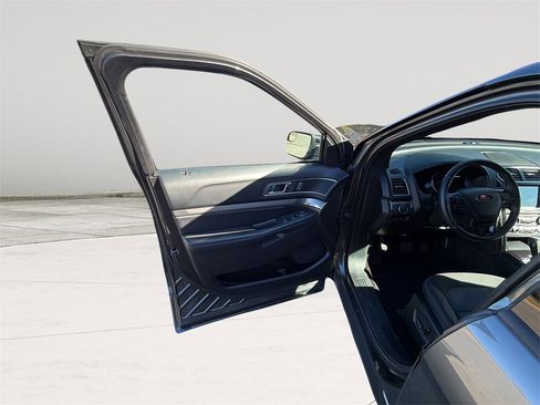 Used 2018 Ford Explorer XLT w/ Equipment Group 201A image 13