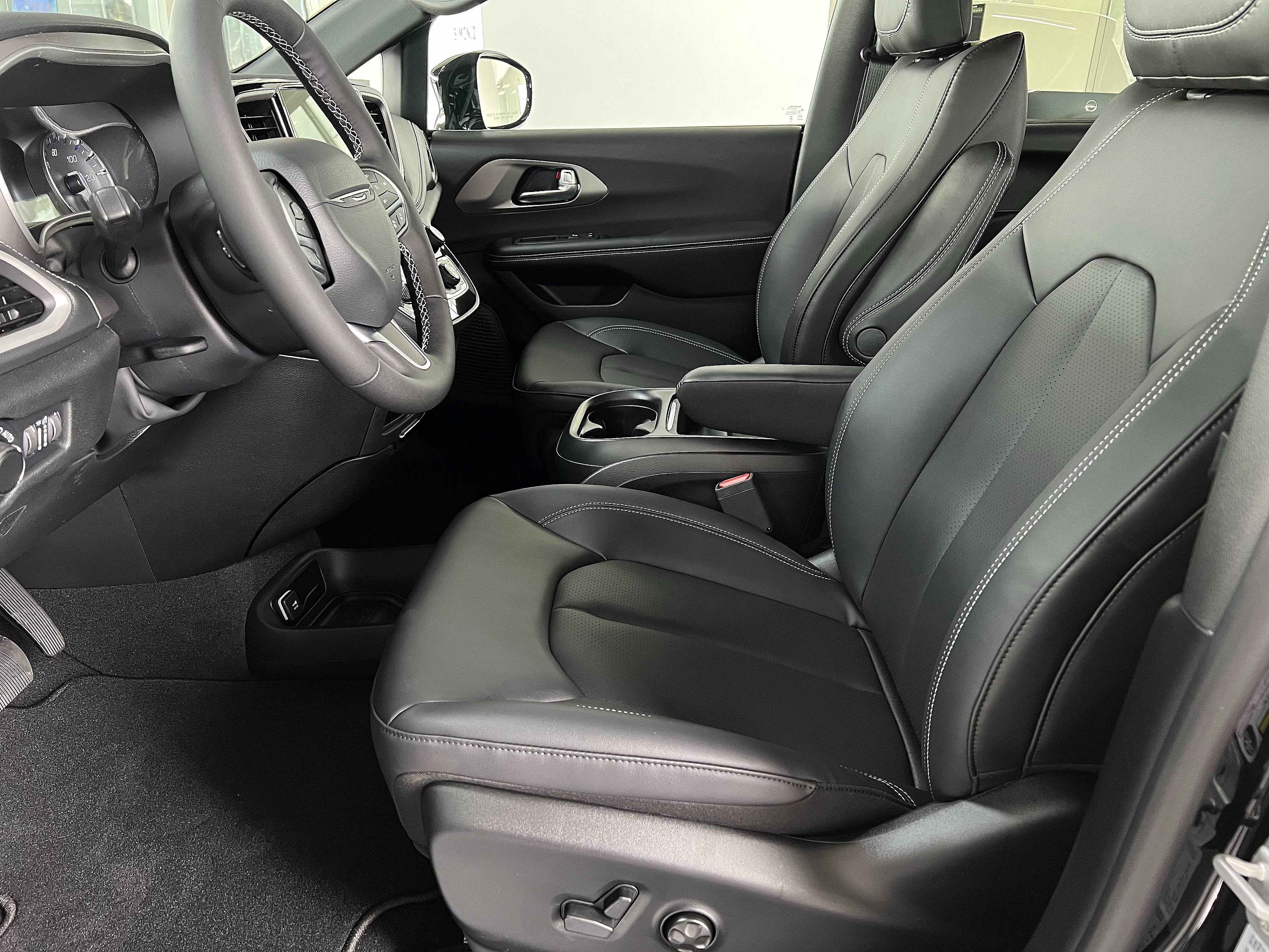 New 2027 Chrysler Pacifica Select FWD image 9
