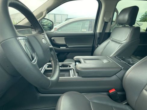 Used 2025 Ford Expedition Active AWD/4WD image 11
