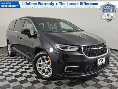 Used 2025 Chrysler Pacifica Select