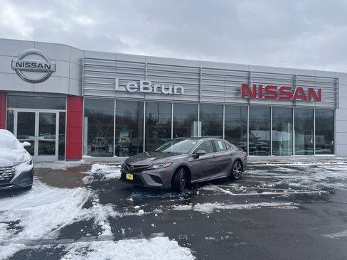 Used 2020 Toyota Camry SE w/ Sunroof Package image 1