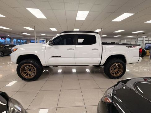 Used 2019 Toyota Tacoma TRD Sport w/ Technology Package image 4