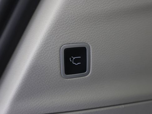 Used 2024 Chrysler Pacifica Touring-L FWD image 31