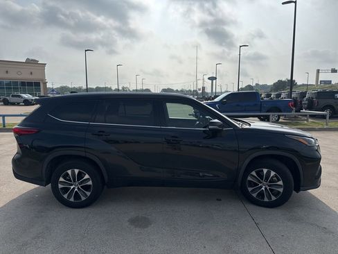 Used 2021 Toyota Highlander XLE FWD image 17