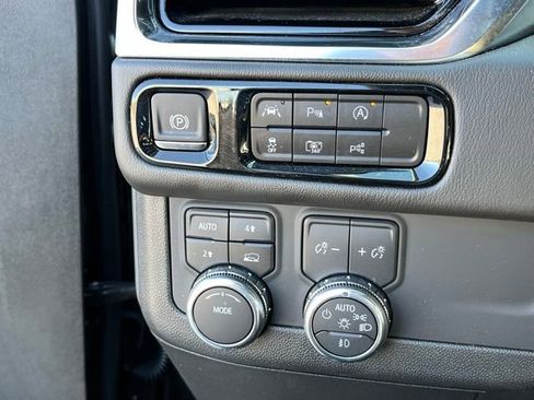 Used 2025 GMC Yukon XL Denali AWD/4WD image 30