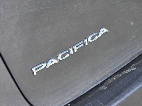 Used 2023 Chrysler Pacifica Touring-L image 11