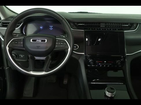 Used 2024 Jeep Grand Cherokee Laredo AWD/4WD image 14