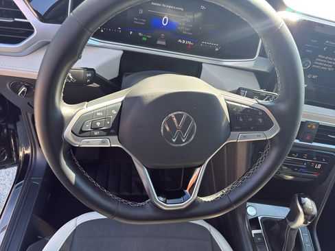 Used 2025 Volkswagen Taos SE AWD/4WD image 15