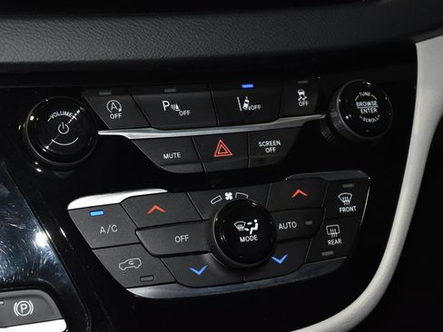 Used 2023 Chrysler Pacifica Touring-L FWD image 13