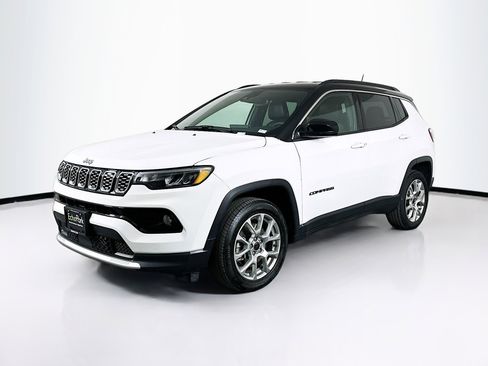 Used 2025 Jeep Compass Limited image 3