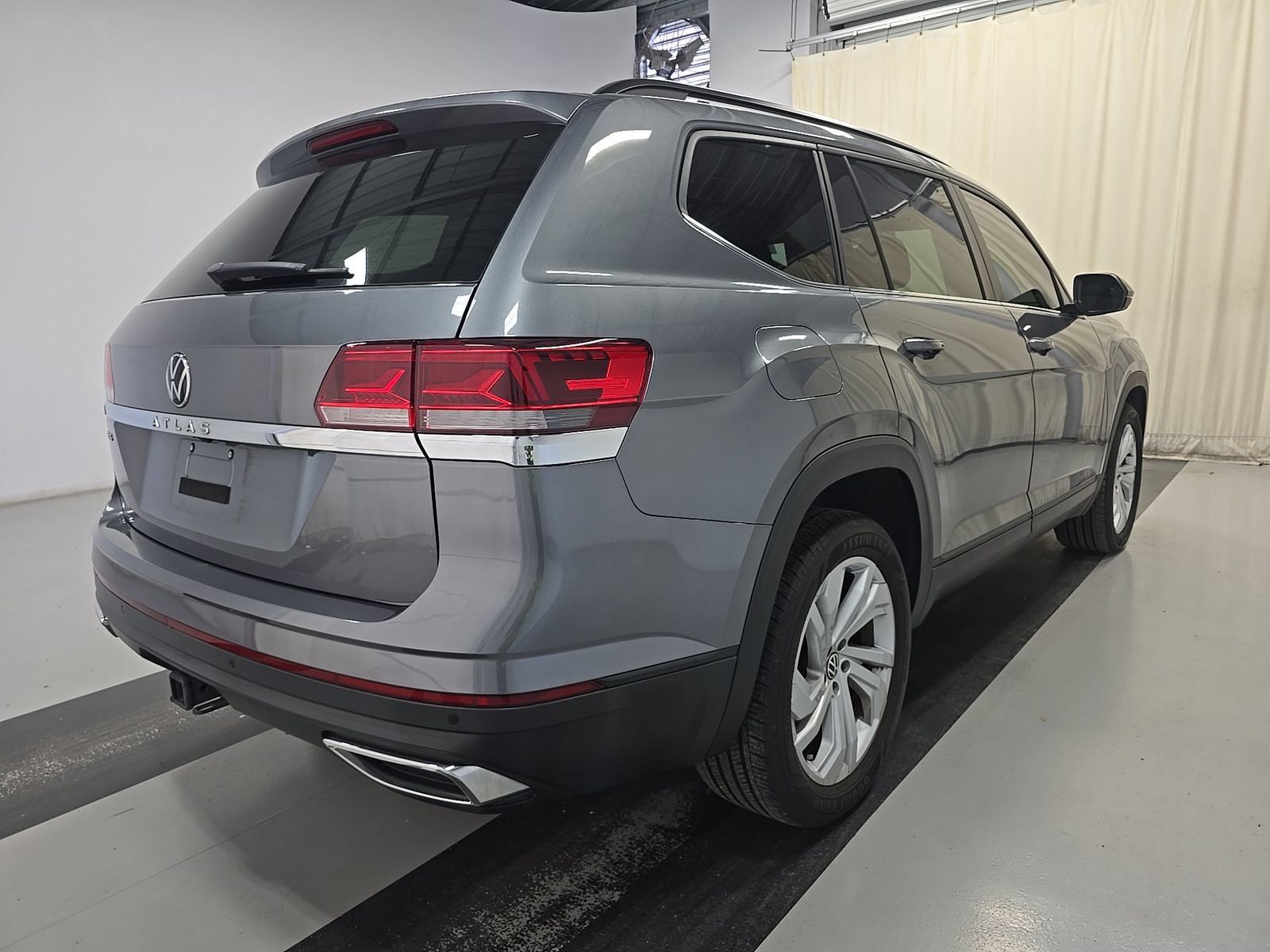 Used 2023 Volkswagen Atlas SE w/ Panoramic Sunroof Package FWD image 3