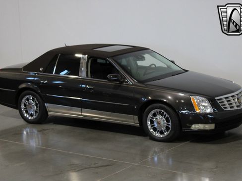 Used 2008 Cadillac DTS Performance w/ Platinum Edition image 7