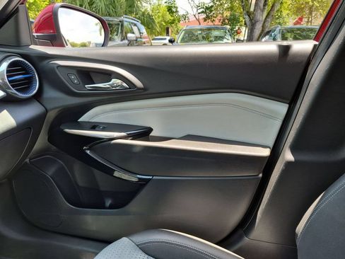 Used 2025 Chevrolet Trax LT w/ LT Convenience Package FWD image 32