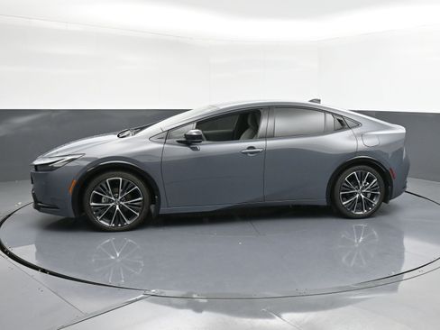 Used 2024 Toyota Prius XLE image 5