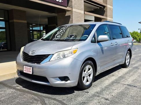 Used 2014 Toyota Sienna LE image 3