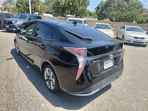 Used 2016 Toyota Prius Three Touring w/ Preferred Accessory Package FWD image 3