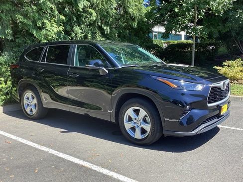 Used 2023 Toyota Highlander LE FWD image 7