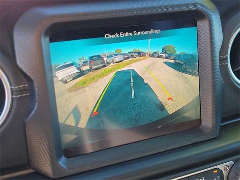 Used 2022 Jeep Wrangler Unlimited Sahara image 24