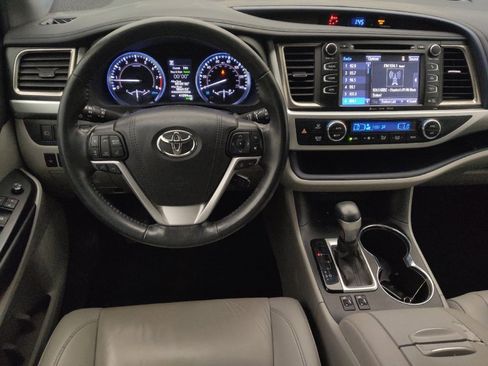 Used 2019 Toyota Highlander XLE image 22
