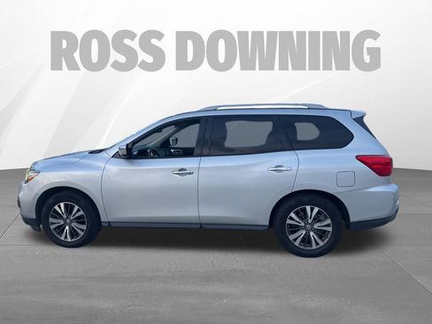 Used 2017 Nissan Pathfinder SV FWD image 2