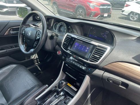 Used 2017 Honda Accord Touring image 6