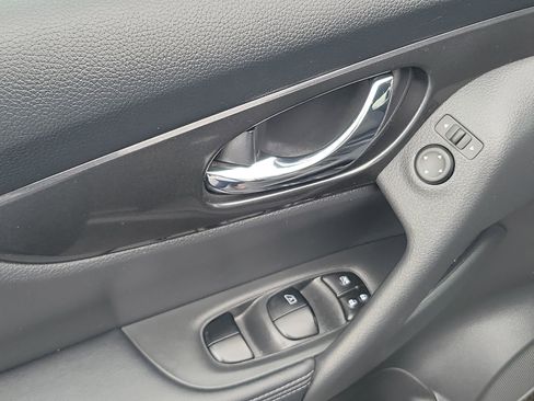 Used 2018 Nissan Rogue SV w/ Premium Package image 20