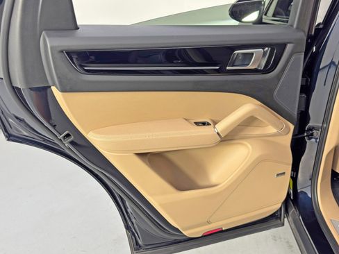 Used 2021 Porsche Cayenne Coupe image 43