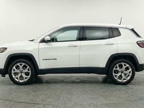 Used 2025 Jeep Compass Latitude AWD/4WD image 5