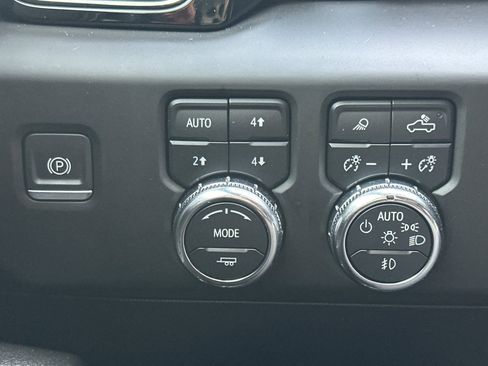 Used 2024 GMC Sierra 3500 AT4 w/ AT4 Premium Plus Package image 40