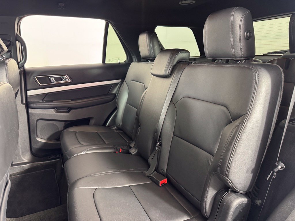 Used 2017 Ford Explorer XLT w/ Equipment Group 202A AWD/4WD image 24