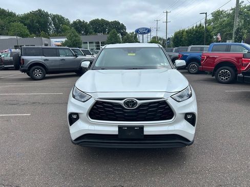 Used 2023 Toyota Highlander LE AWD/4WD image 2