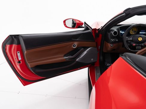Used 2019 Ferrari Portofino RWD image 18